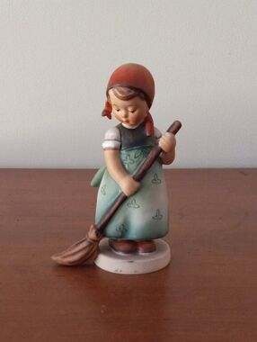 Vintage Goebel Hummel Porcelain Figurine "Little Sweeper" #171/0